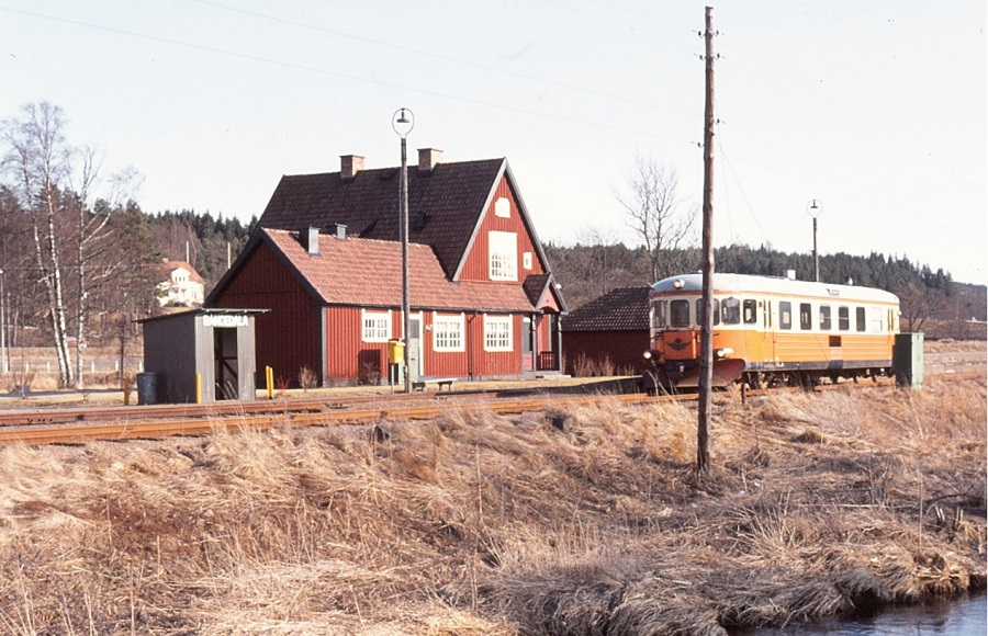 Rångedala station 1976 med den gamla och det nya stationsbyggnaden. Rälsbussen är Y6 1115. Foto: Stig Johansson.